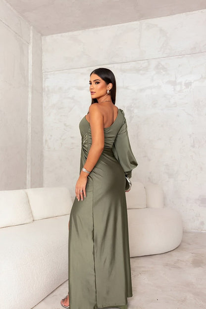 Ein Schulter-Kleid mit Drapierung